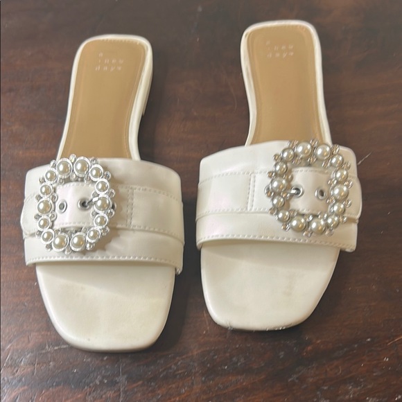 a new day Cream Sandals with Elegant Rhinestone Detail Sz 9.5 - Picture 2 of 11
